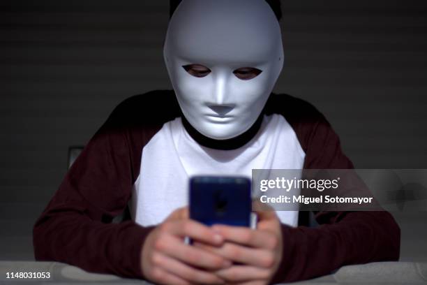 anonymous cyberbullying - furioso fotografías e imágenes de stock
