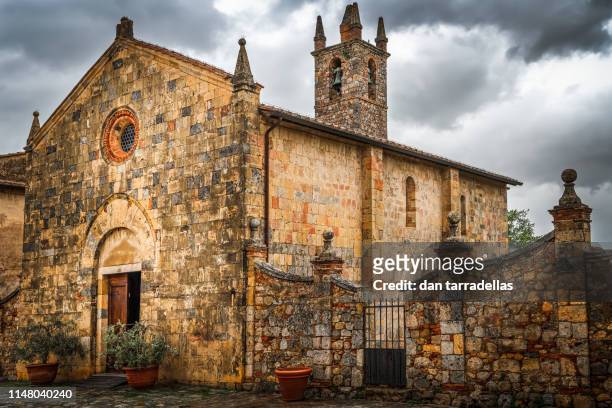 church of santa ana, monteriggioni, tuscany, italy - windows vista stock pictures, royalty-free photos & images