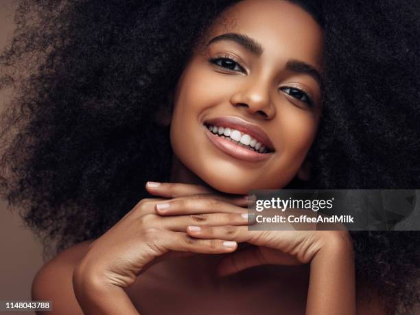 belle fille de sourire avec la coiffure bouclée - belle peau photos et images de collection