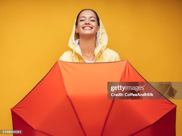 jonge vrouw met rode paraplu - rain model stockfoto's en -beelden