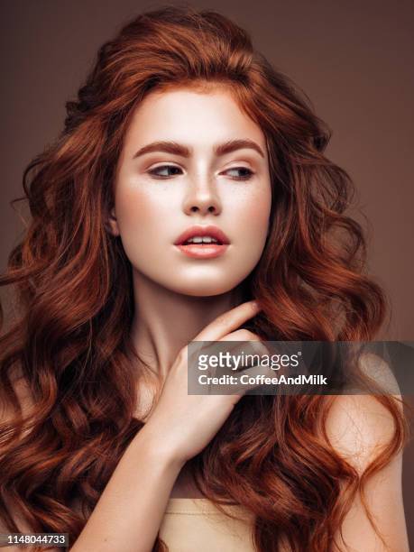 jeune femme avec le cheveu rouge - beautiful redhead photos et images de collection