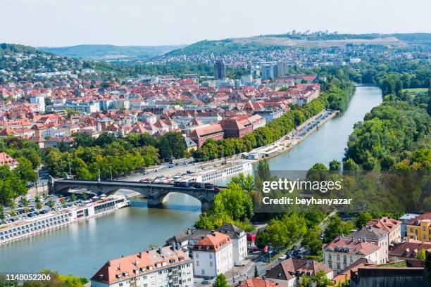 antenna wiew alte mainbrucke e paesaggio urbano di wurzburg con il fiume rawthey in germania - würzburg foto e immagini stock