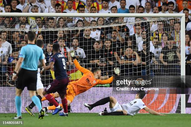 Alexandre Lacazette of Arsenal scores his team's second goal past Norberto Murara Neto of Valencia during the UEFA Europa League Semi Final Second...
