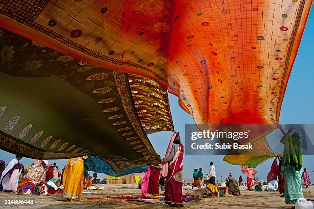 pilgrims drying their cloths - bengali sari stockfoto's en -beelden