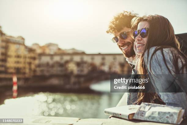 ein paar touristen in florenz, die durch italien reisen - städtereise stock-fotos und bilder