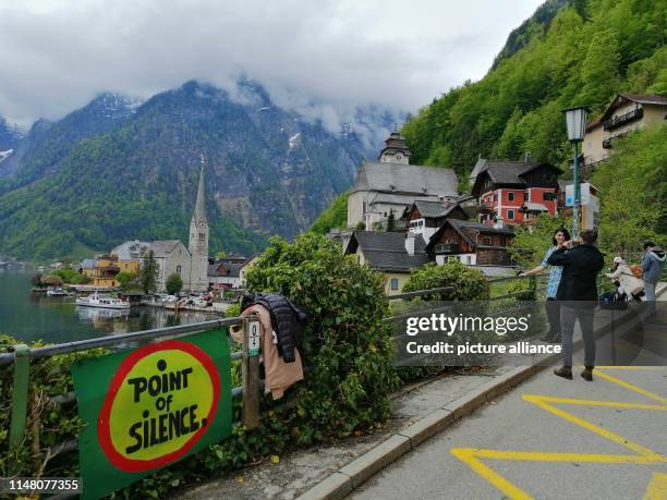 May 2019, Austria, Hallstatt: A sign "Point of Silence" at Lake Hallstatt invites tourists to rest. The World Heritage Community, with only 780...