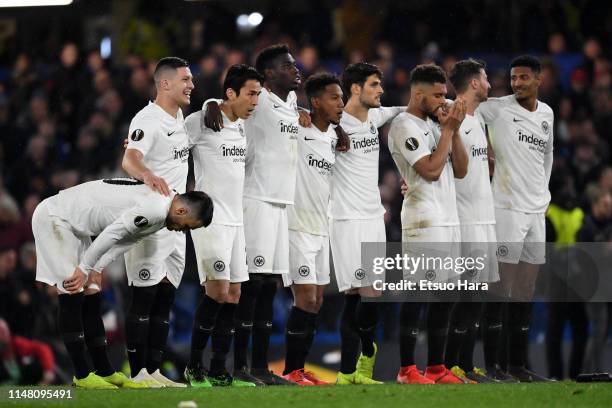 Players of Eintracht Frankfurt huddle during the penalty shoot out in the UEFA Europa League Semi Final Second Leg match between Chelsea and...