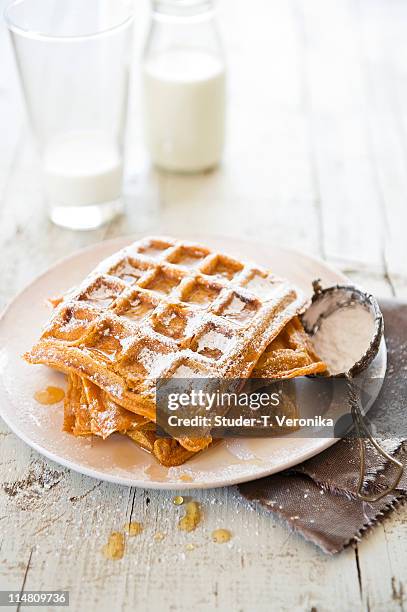 pumpkin waffles - powdered sugar stock-fotos und bilder