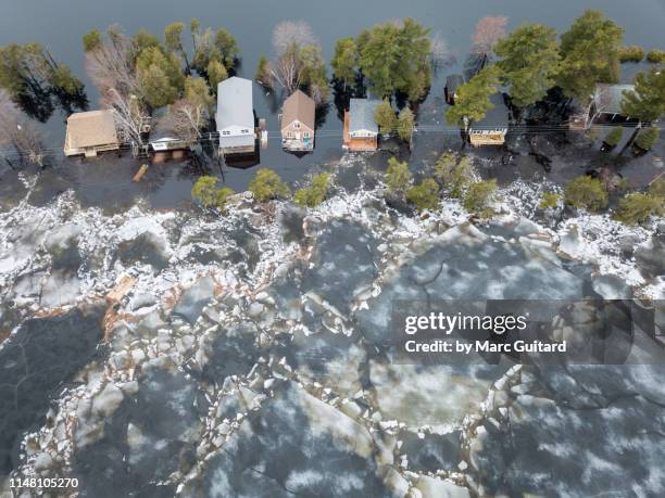 huge chunks of ice propelled by wind and flood waters threaten cottages on grand lake, new brunswick, canada - new brunswick canada 個照片及圖片檔