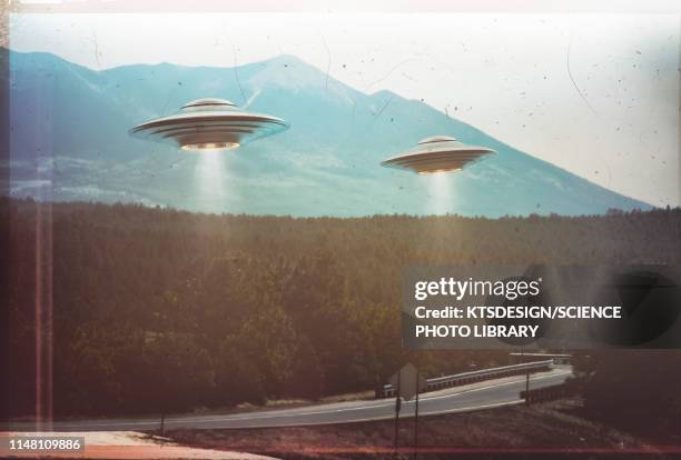 illustrations, cliparts, dessins animés et icônes de ufos flying in the sky, illustration - extraterrestre