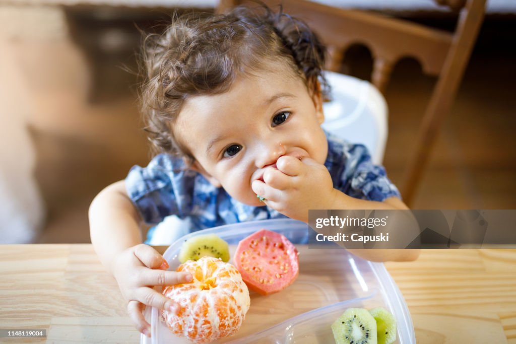 Baby Boy eten smakelijke vruchten