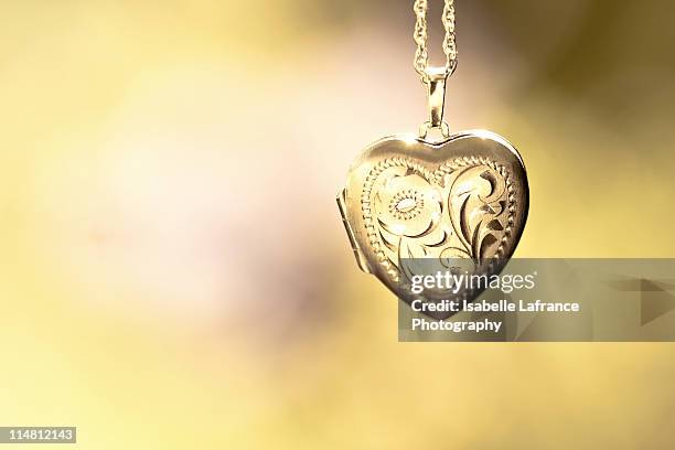 gold engraved heart locket - heart locket stock-fotos und bilder