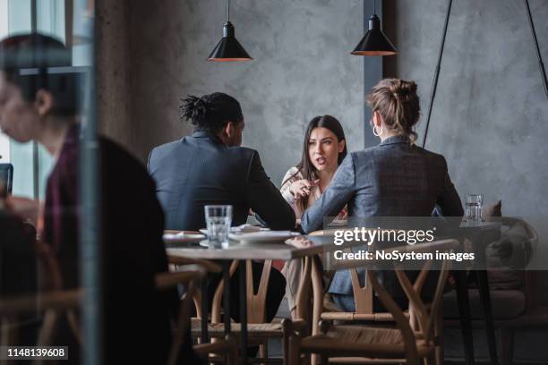 geschäftsleute bei einem meeting in einem high-end-restaurant - business lunch stock-fotos und bilder