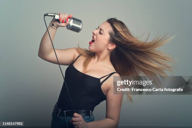 woman singing - boygroup stock-fotos und bilder