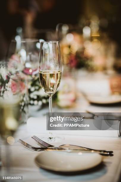 cena mesa de bodas - cubierto completo fotografías e imágenes de stock