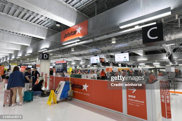 jetstar op narita international airport terminal 3 - jetstar stockfoto's en -beelden