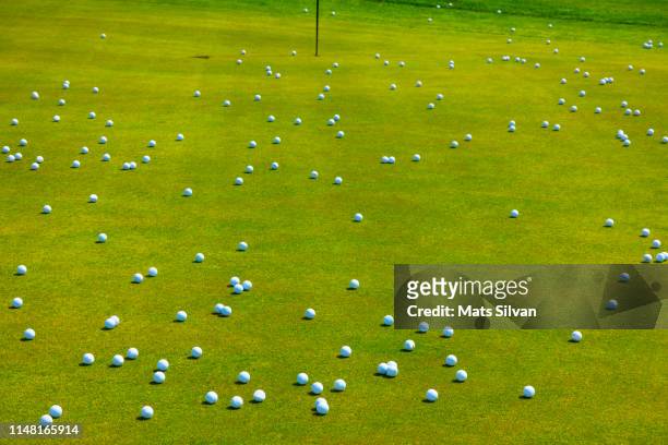 golf putting green with many golf balls - golfplatz green stock-fotos und bilder