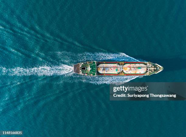 aerial top view ship tanker liquefied petroleum gas (lpg)  full speed with beautiful wave patter delivery energy from refinery. - embarcación industrial fotografías e imágenes de stock