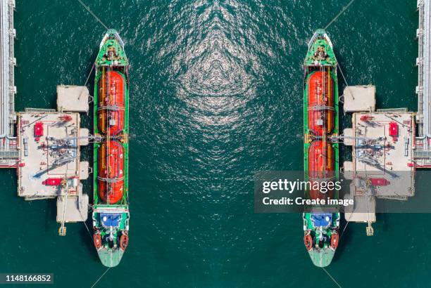 aerial top view ship tanker liquefied petroleum gas (lpg) loading/unloading gas at bridge station from refinery for transportation. - shipping container top view - fotografias e filmes do acervo
