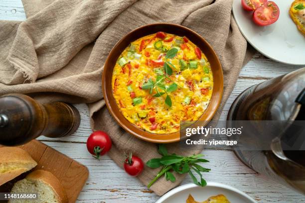 homemade frittata, made with egg, bell pepper and asparagas - omeleta imagens e fotografias de stock