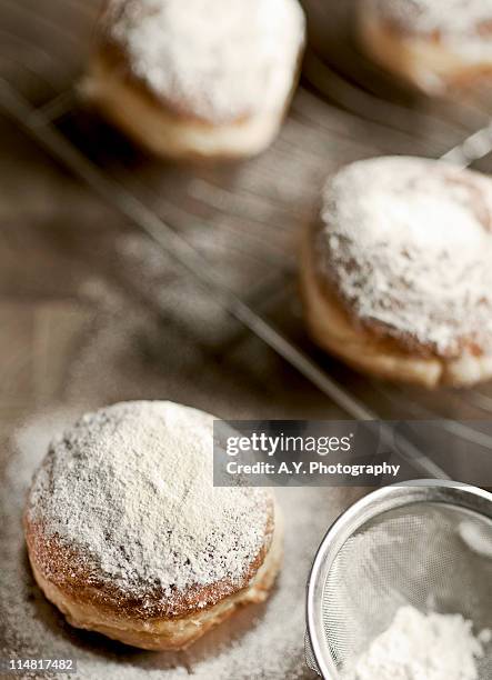 doughnuts - powdered sugar stock-fotos und bilder