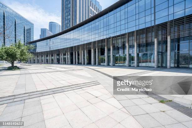modern business office building exterior - globalisierung stock-fotos und bilder