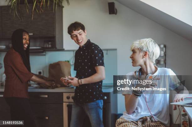 leben mit mitbewohnern - studentenwohnung stock-fotos und bilder