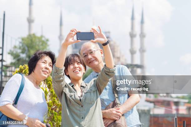 familie rekening selfie op vakantie - europe asian culture stockfoto's en -beelden