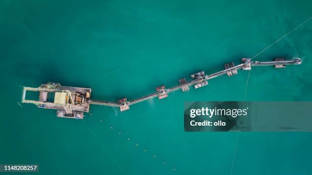 zand-en grind kuil, grote bagger-luchtfoto - baggerschip stockfoto's en -beelden