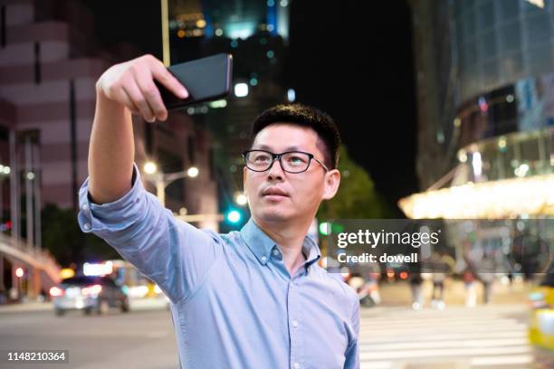 selfie - taiwanesischer abstammung stock-fotos und bilder