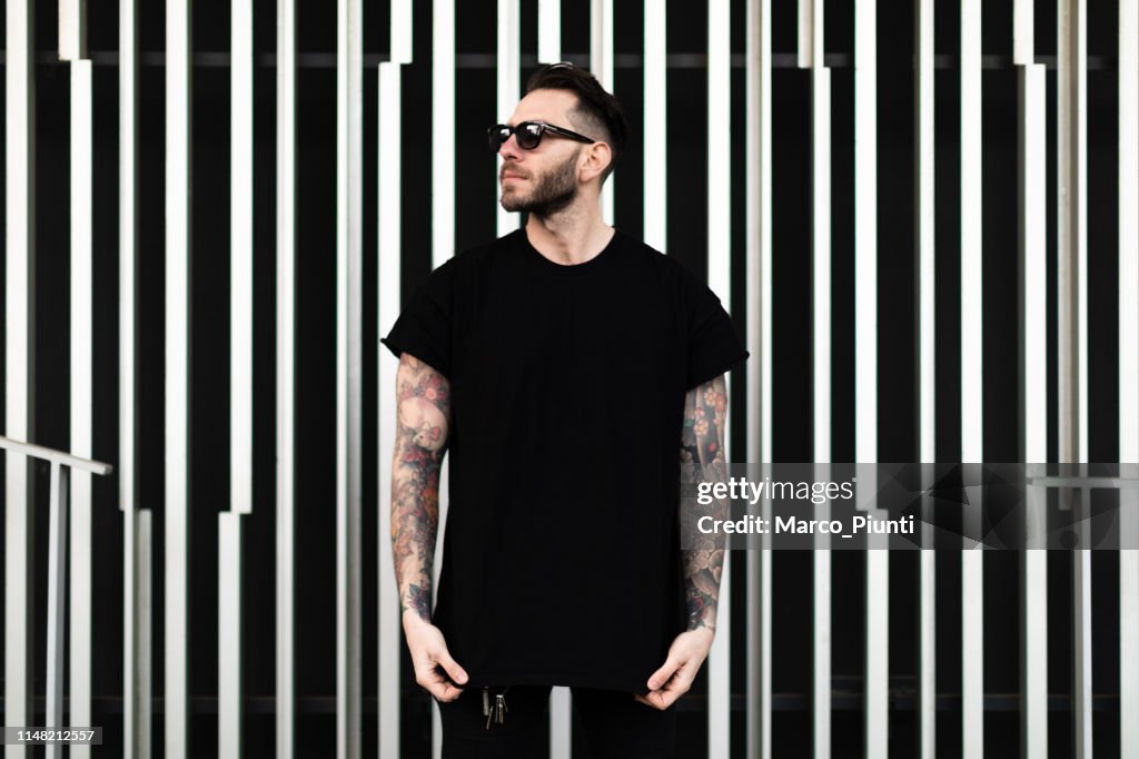 Retrato de un joven tatuado