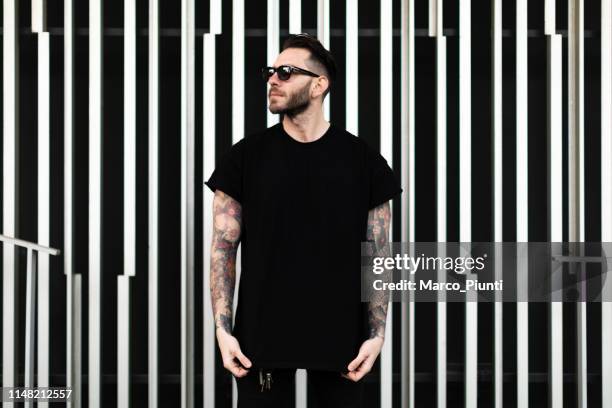 retrato de un joven tatuado - black shirt fotografías e imágenes de stock