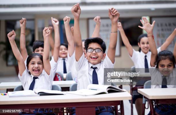 enfants encourageant dans la salle de classe - indian youth photos et images de collection