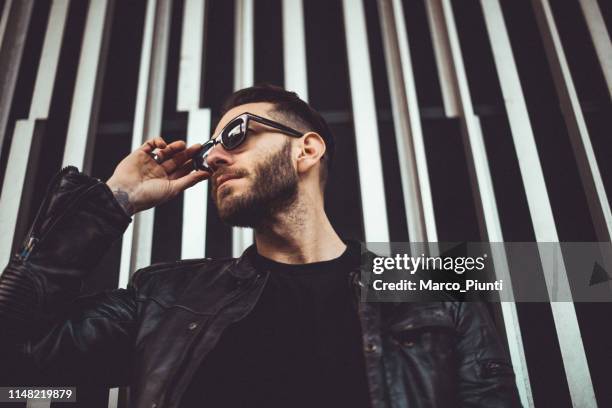 retrato del hombre joven - chaqueta de piel imágenes fotografías e imágenes de stock