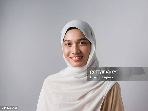 ein mädchen lächeln im studio erschossen - woman hijab stock-fotos und bilder