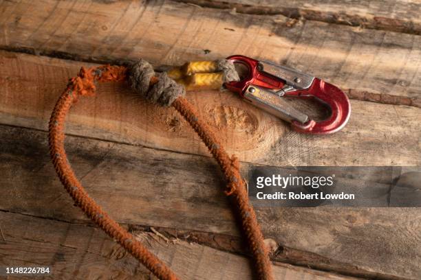damaged climbing rope - rope high rescue imagens e fotografias de stock