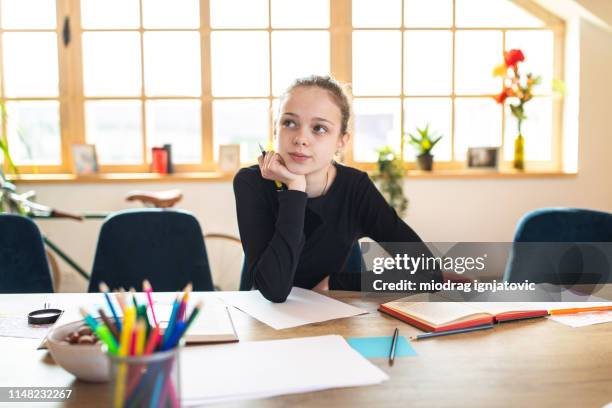 attente vrouwelijke tiener student in de klas - 13 pencils stockfoto's en -beelden