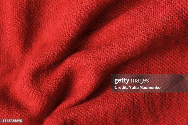 texture of knitted read fabric. light read thick winter fabric. - lana fotografías e imágenes de stock