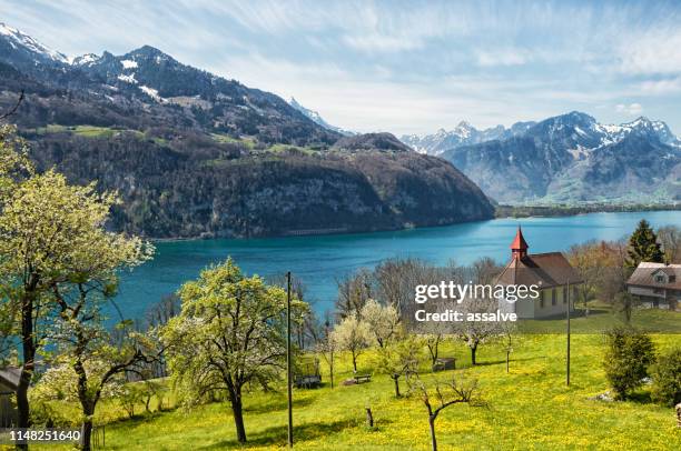 pequeña capilla en lo alto del lago walensee en suiza - cantón de sankt gallen fotografías e imágenes de stock