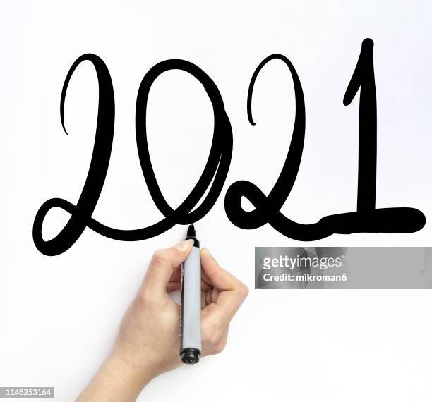 hand writing 2021 new year with chalk in white board - el milenio fotografías e imágenes de stock