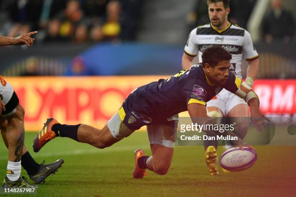 Wesley Fofana of ASM Clermont Auvergne dives in to score a second half try during the Challenge Cup Final match between La Rochelle and ASM Clermont...