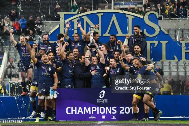 Clermont Auvergne players celebrate with the trophy after winning the Challenge Cup Final match between La Rochelle and ASM Clermont at St. James...