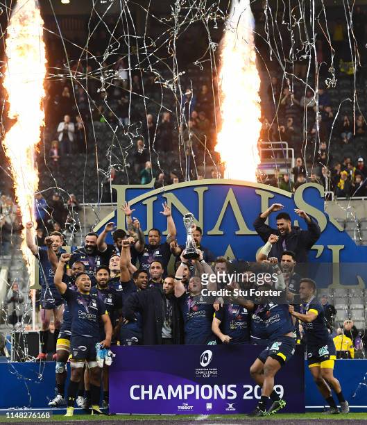 Clermont Auvergne players celebrate with the trophy after winning the Challenge Cup Final match between La Rochelle and ASM Clermont at St. James...