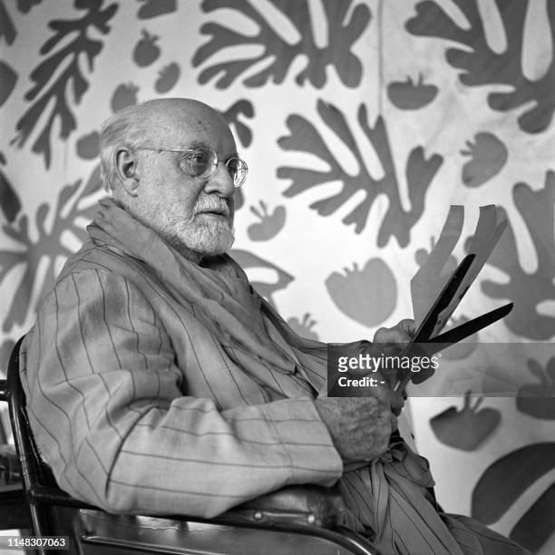 Le peintre et sculpteur français Henri Matisse travaille dans son atelier au Régina, à Nice, en 1952. Après avoir suivi des études de droit et été...
