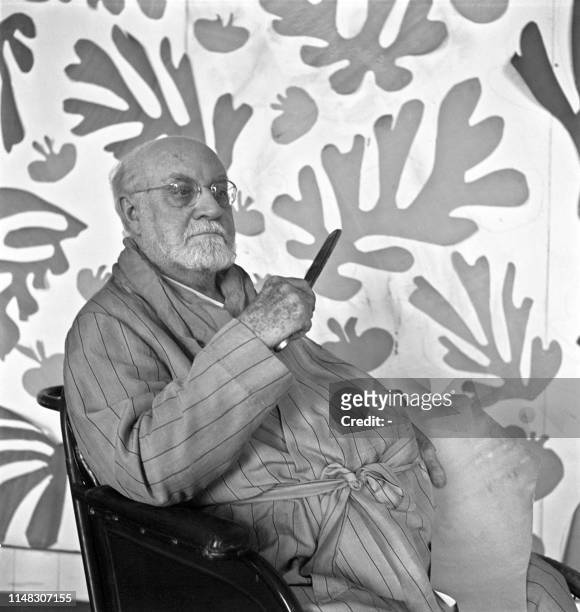 Le peintre et sculpteur français Henri Matisse réalise des découpages dans son atelier au Regina, à Nice, en 1952. A la fin de sa vie, Henri Matisse...