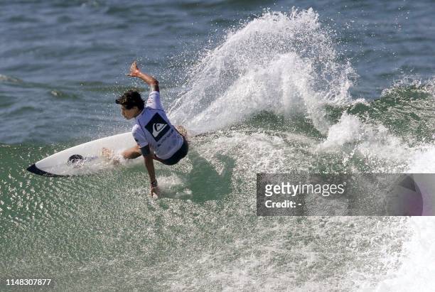French favorite Jeremy Flores wins his opening round heat in the U16 boys division of the Quiksilver ISA World Junior Championships at Durban s North...
