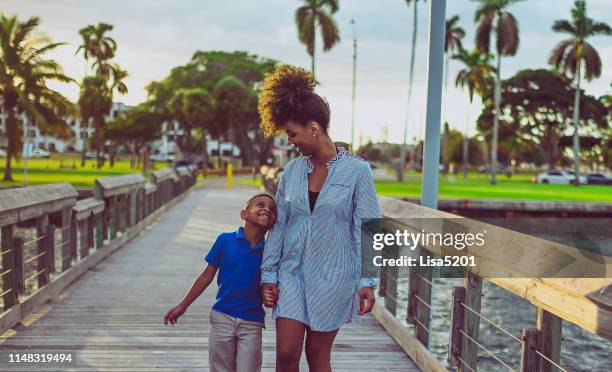 mutter und sonne auf der anlegestelle attraktive afrikanische amerikanische familie - palm beach county stock-fotos und bilder