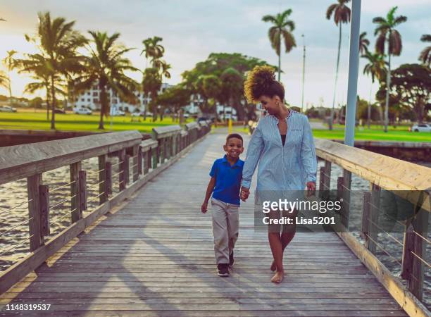 madre y sol en el muelle atractiva familia afroamericana - west palm beach fotografías e imágenes de stock