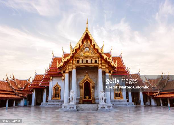 wat benchamabophit (marble temple), bangkok, thailand - wat benchamabophit stockfoto's en -beelden