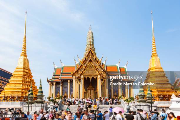 crowd at the temple of the emerald buddha, bangkok - wat imagens e fotografias de stock